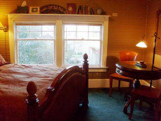 Walk to downtown shops, waterfront restaurants & Antique Row from this Seattle Tacoma vacation rentals cottage.