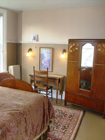 Walk to downtown shops, waterfront restaurants & Antique Row from this Seattle Tacoma vacation rentals cottage.